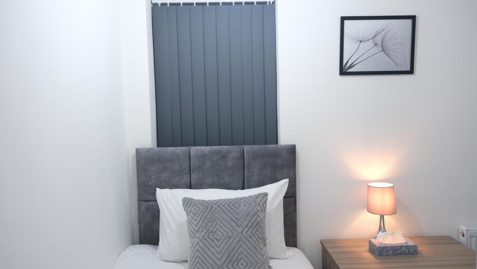 Modernized Three Bedroom House Near City Stadium, Attractions, City Centre - Sky N Netflix - Convenient Transport Манчестер Экстерьер фото