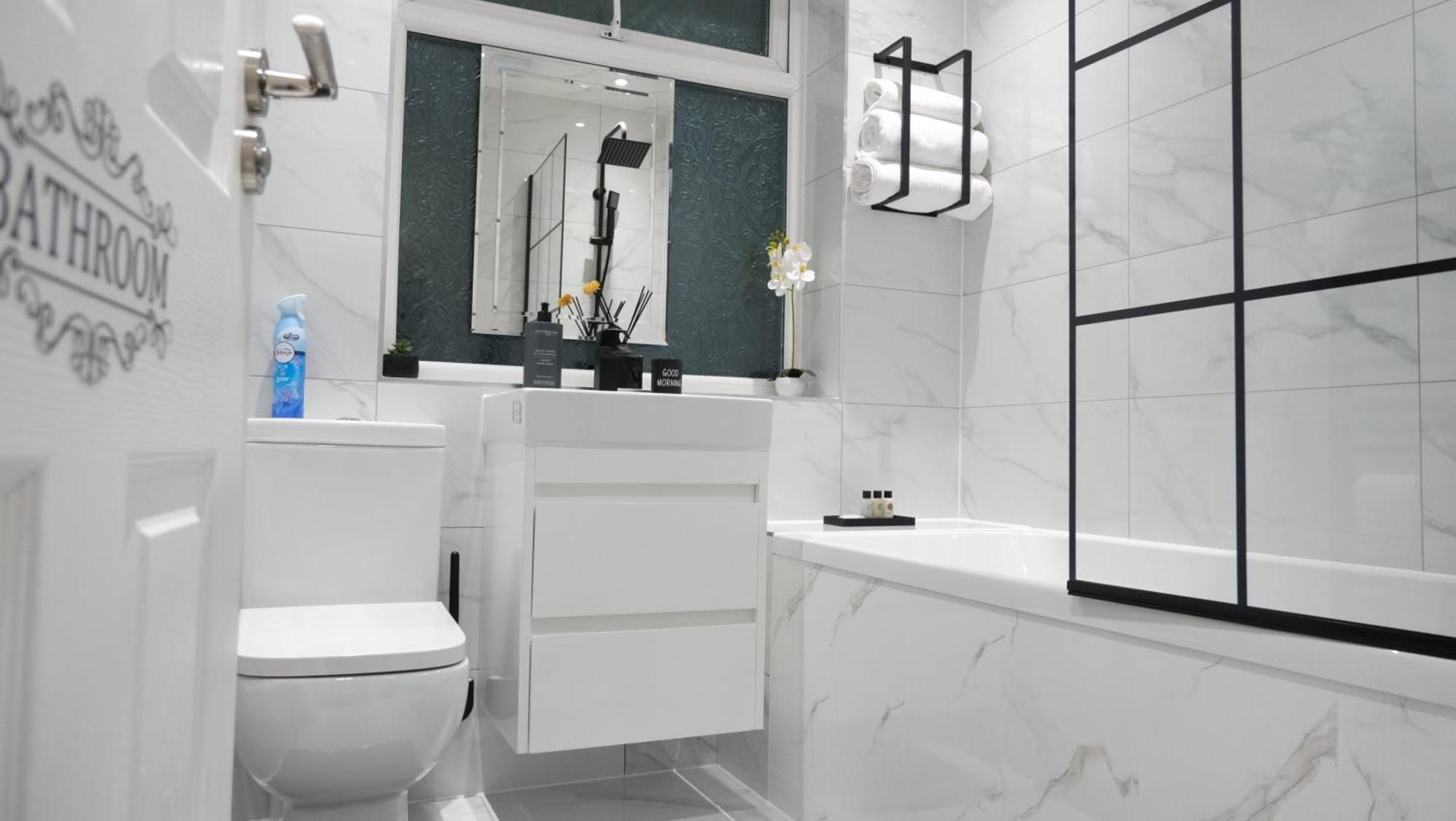 Modernized Three Bedroom House Near City Stadium, Attractions, City Centre - Sky N Netflix - Convenient Transport Манчестер Экстерьер фото